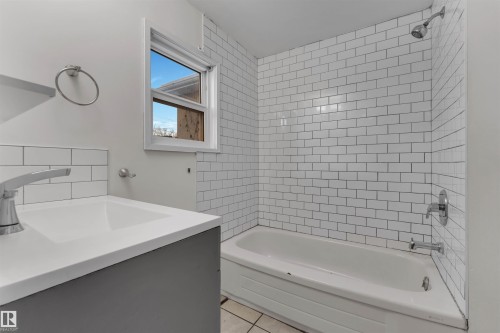 10657 64 Avenue, Edmonton, AB - Indoor Photo Showing Bathroom