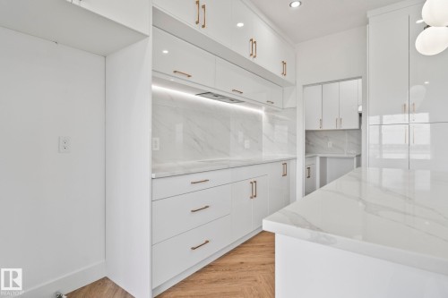 2904 1 Avenue, Edmonton, AB - Indoor Photo Showing Other Room