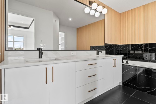 2904 1 Avenue, Edmonton, AB - Indoor Photo Showing Kitchen
