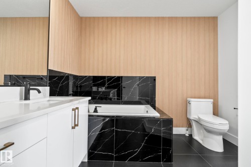 2904 1 Avenue, Edmonton, AB - Indoor Photo Showing Bathroom