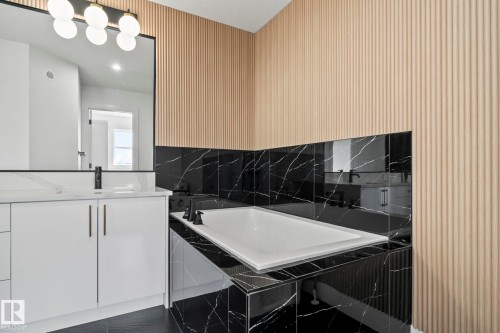 2904 1 Avenue, Edmonton, AB - Indoor Photo Showing Bathroom