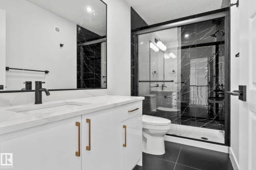 2904 1 Avenue, Edmonton, AB - Indoor Photo Showing Bathroom