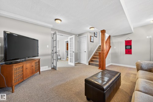 4112 30 Avenue, Edmonton, AB - Indoor Photo Showing Living Room