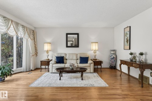4720 147A Street, Edmonton, AB - Indoor Photo Showing Living Room