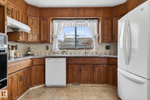 4720 147A Street, Edmonton, AB - Indoor Photo Showing Kitchen