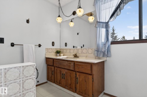 4720 147A Street, Edmonton, AB - Indoor Photo Showing Bathroom