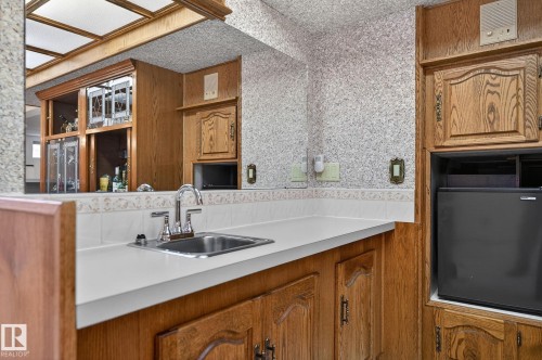 4720 147A Street, Edmonton, AB - Indoor Photo Showing Kitchen