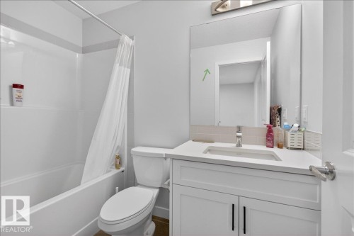 1120 Plum Ln, Edmonton, AB - Indoor Photo Showing Bathroom