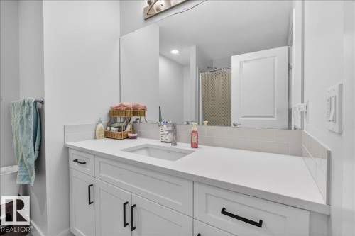 1120 Plum Ln, Edmonton, AB - Indoor Photo Showing Bathroom