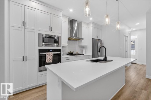1120 Plum Ln, Edmonton, AB - Indoor Photo Showing Kitchen With Upgraded Kitchen