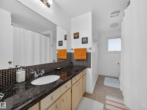 8906 83 Avenue, Edmonton, AB - Indoor Photo Showing Bathroom