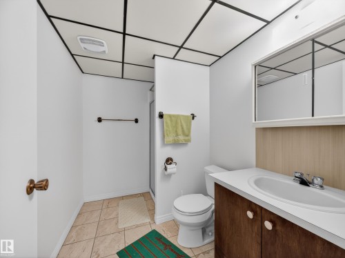 8906 83 Avenue, Edmonton, AB - Indoor Photo Showing Bathroom