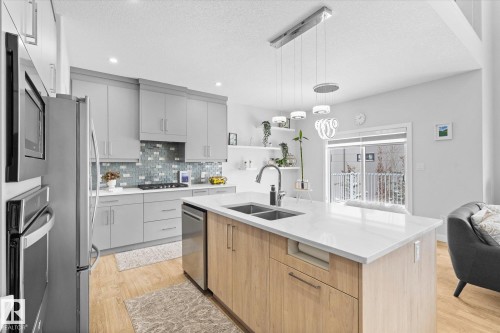 82 Meadowland Way, Spruce Grove, AB - Indoor Photo Showing Kitchen With Double Sink With Upgraded Kitchen