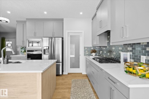 82 Meadowland Way, Spruce Grove, AB - Indoor Photo Showing Kitchen With Upgraded Kitchen