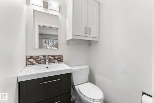11712 48 Avenue, Edmonton, AB - Indoor Photo Showing Bathroom
