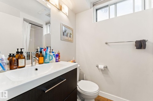 11712 48 Avenue, Edmonton, AB - Indoor Photo Showing Bathroom