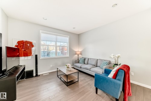 425 Simpkins Link, Leduc, AB - Indoor Photo Showing Living Room