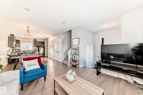 425 Simpkins Link, Leduc, AB - Indoor Photo Showing Living Room