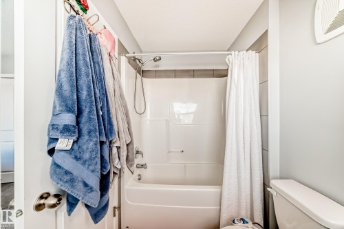 425 Simpkins Link, Leduc, AB - Indoor Photo Showing Bathroom