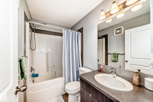 425 Simpkins Link, Leduc, AB - Indoor Photo Showing Bathroom