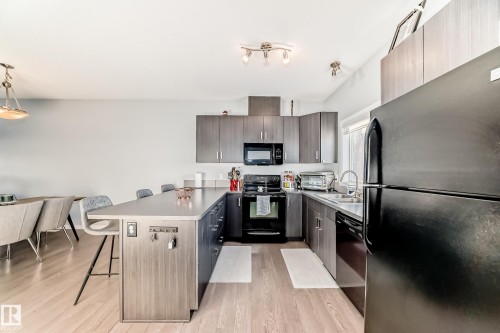 425 Simpkins Link, Leduc, AB - Indoor Photo Showing Kitchen