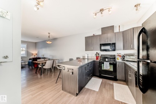 425 Simpkins Link, Leduc, AB - Indoor Photo Showing Kitchen