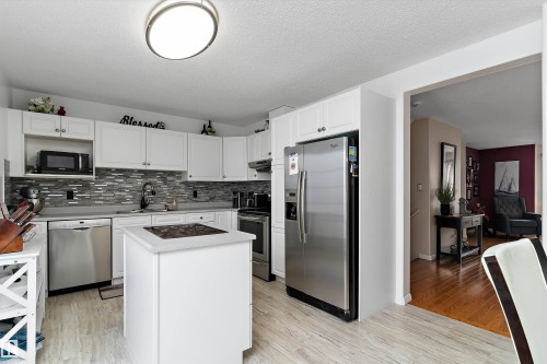 26 2419 133 Avenue, Edmonton, AB - Indoor Photo Showing Kitchen