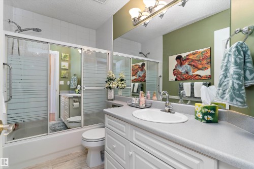 26 2419 133 Avenue, Edmonton, AB - Indoor Photo Showing Bathroom