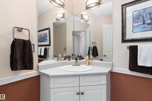 26 2419 133 Avenue, Edmonton, AB - Indoor Photo Showing Bathroom