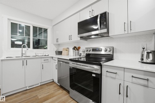 36 1530 Tamarack Boulevard, Edmonton, AB - Indoor Photo Showing Kitchen