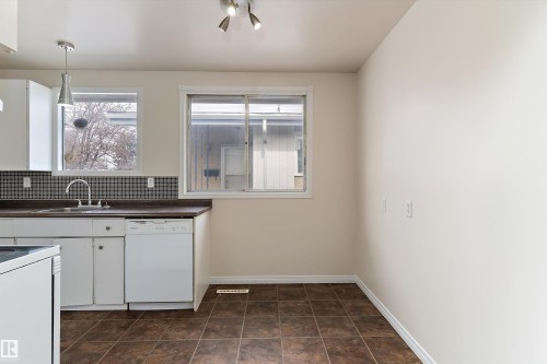 12721 90 Street, Edmonton, AB - Indoor Photo Showing Kitchen