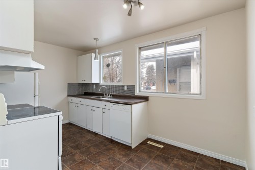 12721 90 Street, Edmonton, AB - Indoor Photo Showing Kitchen