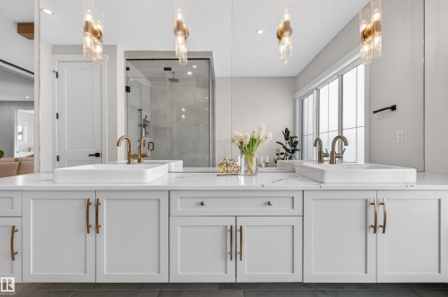 20320 29 Avenue Nw, Edmonton, AB - Indoor Photo Showing Bathroom