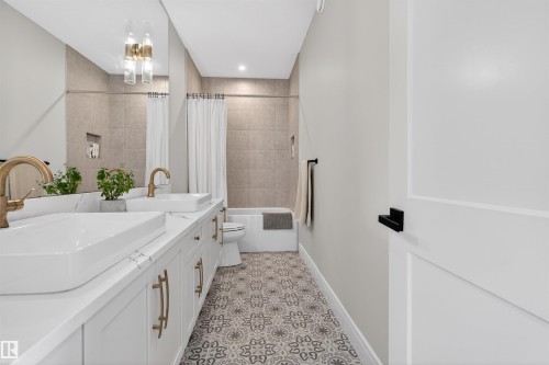 20320 29 Avenue Nw, Edmonton, AB - Indoor Photo Showing Bathroom