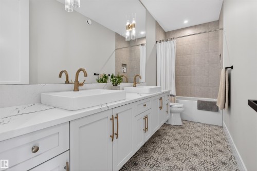 20320 29 Avenue Nw, Edmonton, AB - Indoor Photo Showing Bathroom