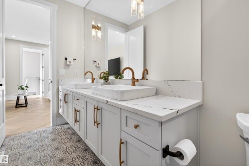 20320 29 Avenue Nw, Edmonton, AB - Indoor Photo Showing Bathroom
