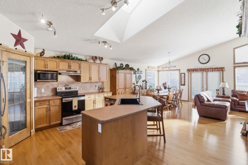 5 Richelieu Place, Beaumont, AB - Indoor Photo Showing Kitchen