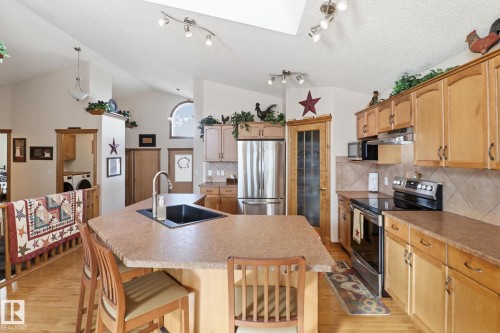 5 Richelieu Place, Beaumont, AB - Indoor Photo Showing Kitchen