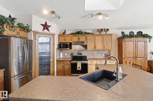 5 Richelieu Place, Beaumont, AB - Indoor Photo Showing Kitchen