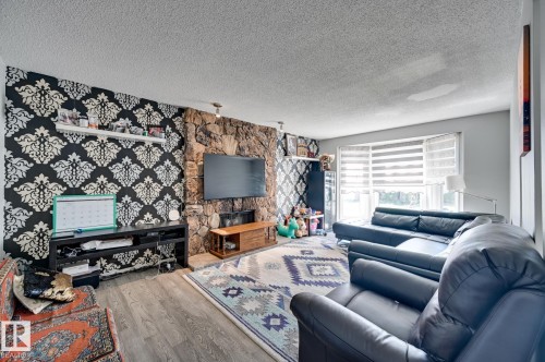 4628 37 Avenue, Edmonton, AB - Indoor Photo Showing Living Room