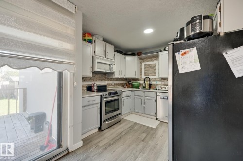 4628 37 Avenue, Edmonton, AB - Indoor Photo Showing Kitchen