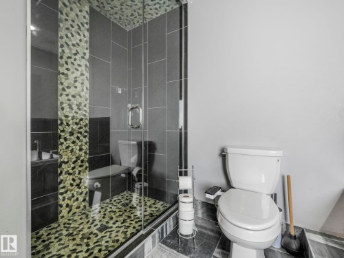 1012 148 Avenue, Edmonton, AB - Indoor Photo Showing Bathroom