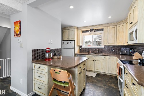 9 4403 Riverbend Road, Edmonton, AB - Indoor Photo Showing Kitchen