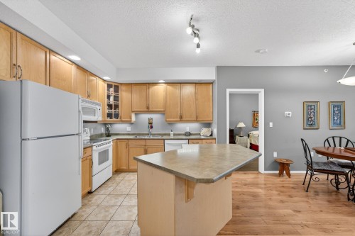 411 1320 Rutherford Road, Edmonton, AB - Indoor Photo Showing Kitchen