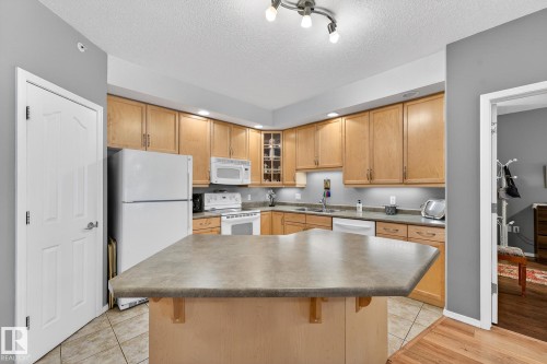 411 1320 Rutherford Road, Edmonton, AB - Indoor Photo Showing Kitchen