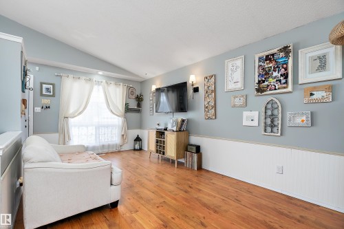 49 Heatherglen Crescent, Spruce Grove, AB - Indoor Photo Showing Living Room