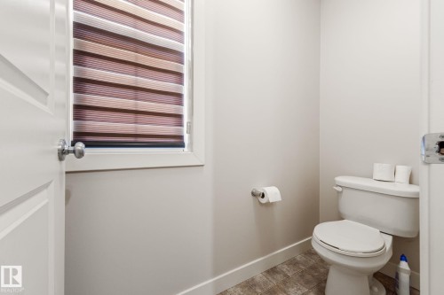 724 40 Avenue, Edmonton, AB - Indoor Photo Showing Bathroom