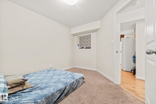 724 40 Avenue, Edmonton, AB - Indoor Photo Showing Bedroom