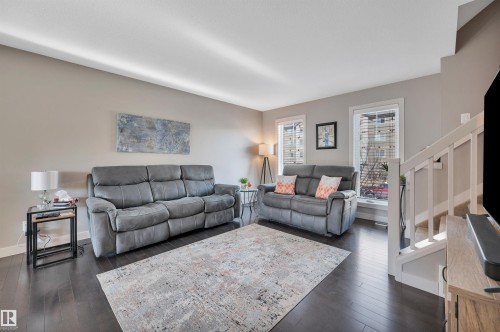 1768 Cunningham Way, Edmonton, AB - Indoor Photo Showing Living Room