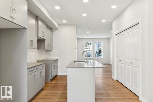 318 26 Street, Edmonton, AB - Indoor Photo Showing Kitchen With Upgraded Kitchen